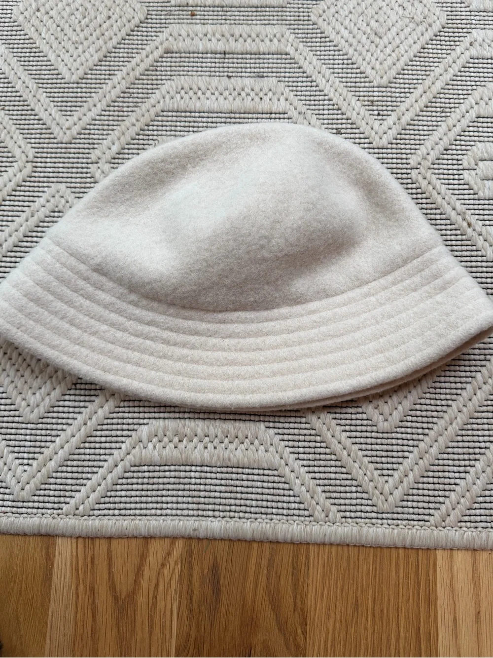 Uniqlo Adjustable 100% Wool Bucket Hat off white